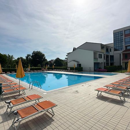 Villaggio Luna Swimmingpool- Agenzia Cocal Каорле Екстер'єр фото