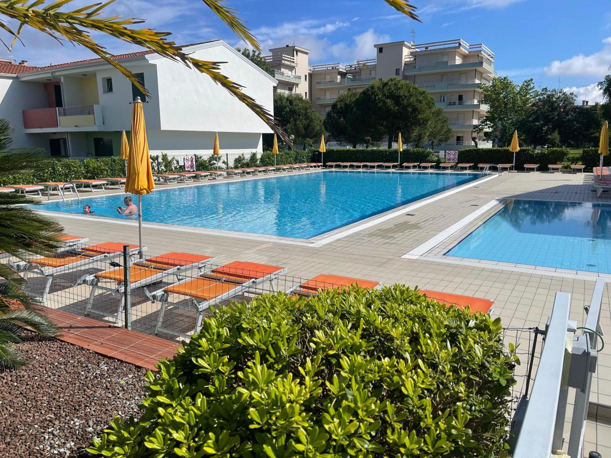 Villaggio Luna Swimmingpool- Agenzia Cocal Каорле Екстер'єр фото
